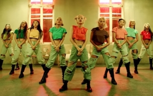Solar Keren Pamerkan Koreografi Kuat Dan Energik Dalam Video Dance Practice Solo 'Spit It Out'