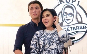 Reino Bersihkan Kuku Syahrini, Sikap Lembut Tepis Kedok Nikah Terpaksa?