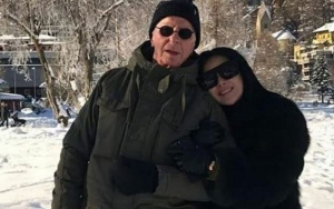 'Papa Angkat' Syahrini Balas Mesra Pesan Wanita Ini, Bukti Gampang Tergoda?
