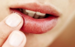 Jangan Menjilat Bibir