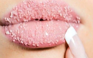 Eksfoliasi Bibir Secara Rutin