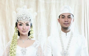  Zaskia Gotik Pamer Kaki Putih Mulus, Harga Gaun Pengantin Ratusan Juta Bikin Takjub