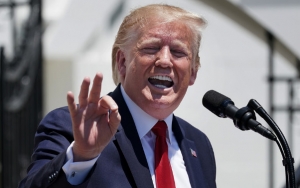 Pemakaian ‘Sembrono’ Disinfektan Di AS Melonjak, Trump: Saya Tak Tanggung Jawab