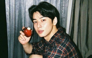 Reaksi Cha Eunwoo Dikerjain Penggemar Bikin Gemas Saking Polosnya
