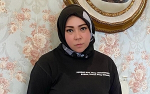 Larang Pencitraan Puasa, Melly Goeslaw Pamer Mukena Sambil Nyemil Diledek Karma Omongan Sendiri