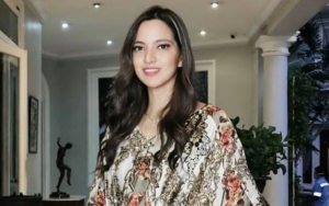 Tampil Polos No Makeup Pakai Mukena, Wajah Cantik Nia Ramadhani Jadi Sorotan