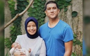 Tantri Kotak Geleng-Geleng Kepala Dengan Kelakuan Konyol Suami Saat Jaga Si Putra Bungsu
