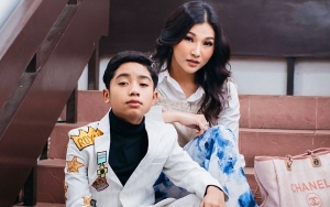 Sarwendah Suapi Manja Betrand Usai Dibully 'Kamar Pembantu', Ramalan Mbah Mijan Terbukti?