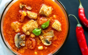 Hindari Makanan Pedas Berlemak dan Manis