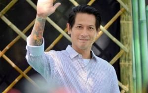 Chef Juna Pamer Sederet Foto Touring, Pose Santuy Tiduran Depan Emper Toko Jadi Sorotan