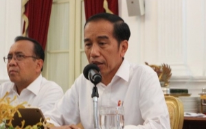 Jokowi 'Ngotot' Kurva Corona Harus Turun Bulan Ini Dengan Cara Apapun
