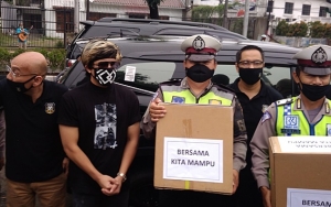 Aksi Peduli Polisi, Atta Halilintar Bagi-Bagi Makanan Buka Puasa Sekaligus Hand Sanitizer