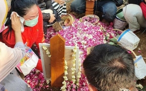 Istri Muda Didi Kempot Ziarah Makam, Doa Putri Kecil Kangen Cari Ayah Bikin Nyesek