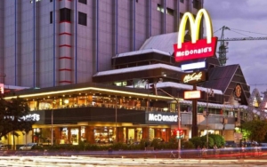 Massa Berkumpul Rayakan Penutupan McDonald's Sarinah, Satpol PP DKI Auto 'Ngamuk'