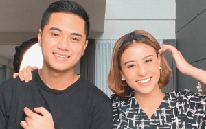 Awkarin Tulis Pesan Tentang Cinta Sambil Pamer Foto Bareng Pacar, Didoakan Cepet Nikah