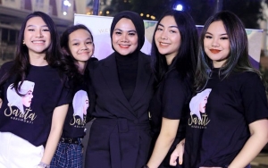 Sarita Sandingkan Foto Jadul Tanpa Hijab Dengan Keempat Putrinya, Netizen: Bibit Unggul Semua!