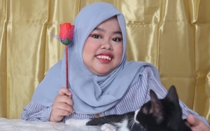 Rahmawati Kekeyi 'Ratu Supreme' Pose Cantik, Ekspresi Tegang Kucing-Ayam Peliharaan Disorot