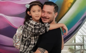 Pakai Kostum Kartun, Zack Lee Ajak Putri Semata Wayang Berbagi Makanan Untuk Warga Terdampak Corona