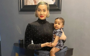 Kimmy Jayanti Pose Cantik Dikelilingi Bunga Mawar, Ekspresi Takjub Sang Putri Sukses Bikin Salfok