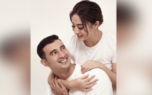 Ali Syakieb Pamer Foto Peluk Margin Pakai Jubah Mandi, Fans: Buruan Halalin!