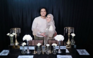  Cut Meyriska dan Roger Danuarta Perdana Rayakan Lebaran Bersama Dengan Salat Id Di Rumah