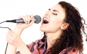 Bernyanyi dengan Aplikasi Khusus Karaoke