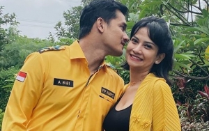 Posting Foto Lebaran Bareng Suami, Baju Vanessa Angel Jadi Sorotan