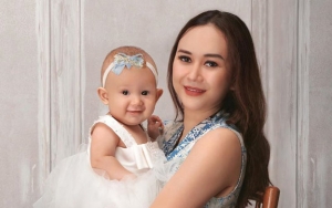 Punya Suami Bule, Aura Kasih Bakal Ajarkan 3 Bahasa Pada Sang Putri