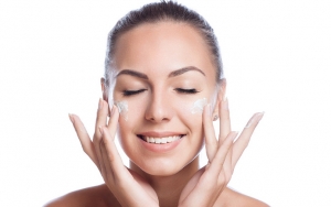 Mampu Atasi Banyak Masalah Wajah, Ini 8 Rekomendasi Produk Skincare Yang Mengandung Niacinamide