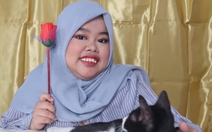 Rahmawati Kekeyi Girang Kalahkan Lady GaGa-BLACKPINK, Ayah Tiri Tampan Nongol Disorot