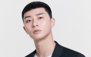 Park Seo Joon Pose Ganteng di Majalah Singapura, Baju Nyentrik Justru Tuai Kritik
