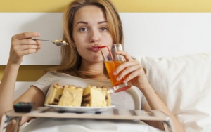 Makan dengan Porsi Kecil dan Tidak Makan Menjelang Tidur