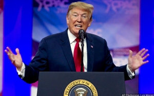 Trump Ngamuk Usai Dituding 'Ngumpet' Saat Demo di Gedung Putih