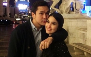 Sandra Dewi Lahap Disuapi Suami Tampan, Gaya Ngemong Bikin Kesengsem