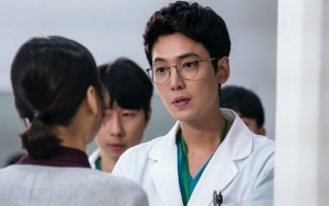 Postingan Jung Kyung Ho Kangen Syuting 'Hospital Playlist' Langsung Jadi Bahan Gosip
