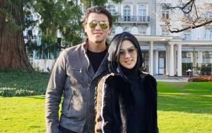 Syahrini-Reino Pakai Masker Gandengan Mesra, Tentengan Tas 2 Miliar Bikin Takjub