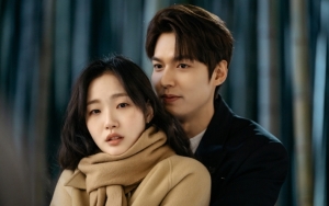 Kim Go Eun Buat Simbol Cinta di Foto Bareng Lee Min Ho 'The King: Eternal Monarch'