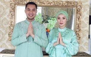 Zaskia Gotik Peluk Suami dan Putri Tiri Sehabis Salat Langsung Banjir Doa