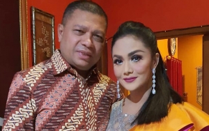 Raul Suami Krisdayanti Cemberut Diserang Tagar Kebencian, Amora-Kellen Imut Peluk Ayah