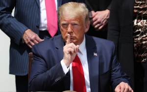 Teknik Menekan Leher Dikecam Usai Kematian George Floyd, Trump Justru Bilang Ini