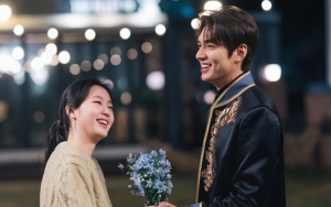 Lee Min Ho Salting Kepergok Ambil Foto Kim Go Eun di Lokasi 'The King: Eternal Monarch'