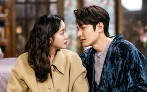 Lee Min Ho Malu Digoda Staf Saat Foto Bareng Kim Go Eun di Lokasi 'The King: Eternal Monarch'