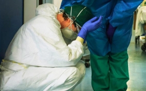 Hoax! Dokter Gigi Tak Berbusana di Surabaya Bukan Karena Stres Suami-Anak Meninggal Akibat COVID-19
