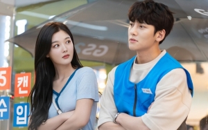 Ji Chang Wook Pelototi Penampilan Seksi Kim Yoo Jung di 'Backstreet Rookie'
