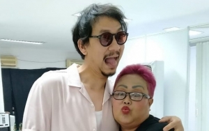Menang Banyak, Bude Sumiyati Peluk Mesra Vincent Rompies Bikin Iri