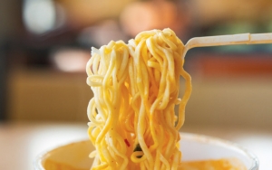 Ingin Makan Mi Instan dengan Cara yang Sehat? Ikuti 7 Tips Ini Untuk Membuatnya Lebih Bernutrisi