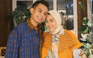 Rachel Vennya Kenang Momen Naik Pesawat, Aksi Suami Tak Mau Tertangkap Kamera Sedang Mengaji Disorot