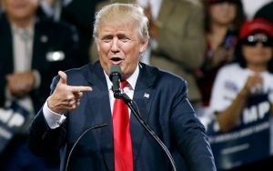 Trump Dikecam Partai Oposisi Akibat Tak Pakai Masker di Depan Publik