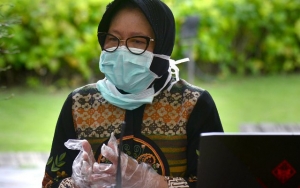 Tuai Simpati, Walkot Surabaya Risma Jadi Trending Topic Usai Sujud Minta Maaf di Depan Dokter