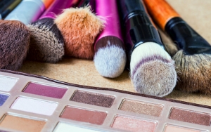 Hati-Hati dalam Memilih Produk Kosmetik dan Jaga Kebersihan Alat Makeup